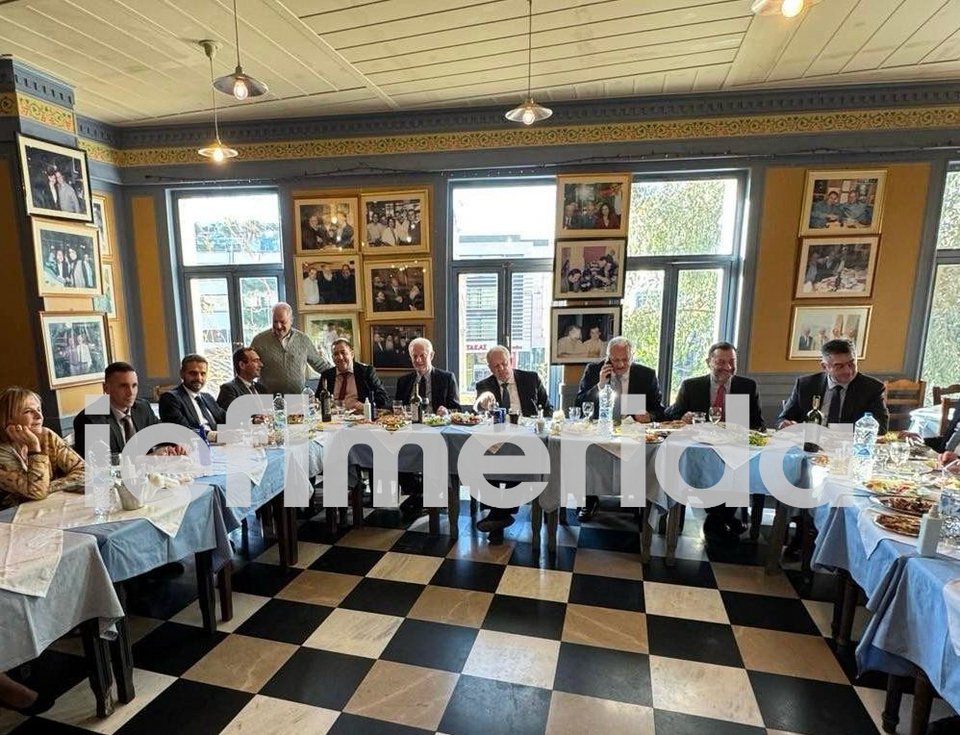 Oι εορτάζοντες υπασπιστέ από αριστερά, μετά την κυρία Ντενιζ Λιάπη (προϊστάμενη γραφείου Τύπου δημ. σχέσεων) οι: Επισμηναγός Βασίλης Τσαπάρης, Αντιπλοίαρχος Βασίλης Καντζέλας, συνταγματάρχης Χρηστος Γεωργαντής