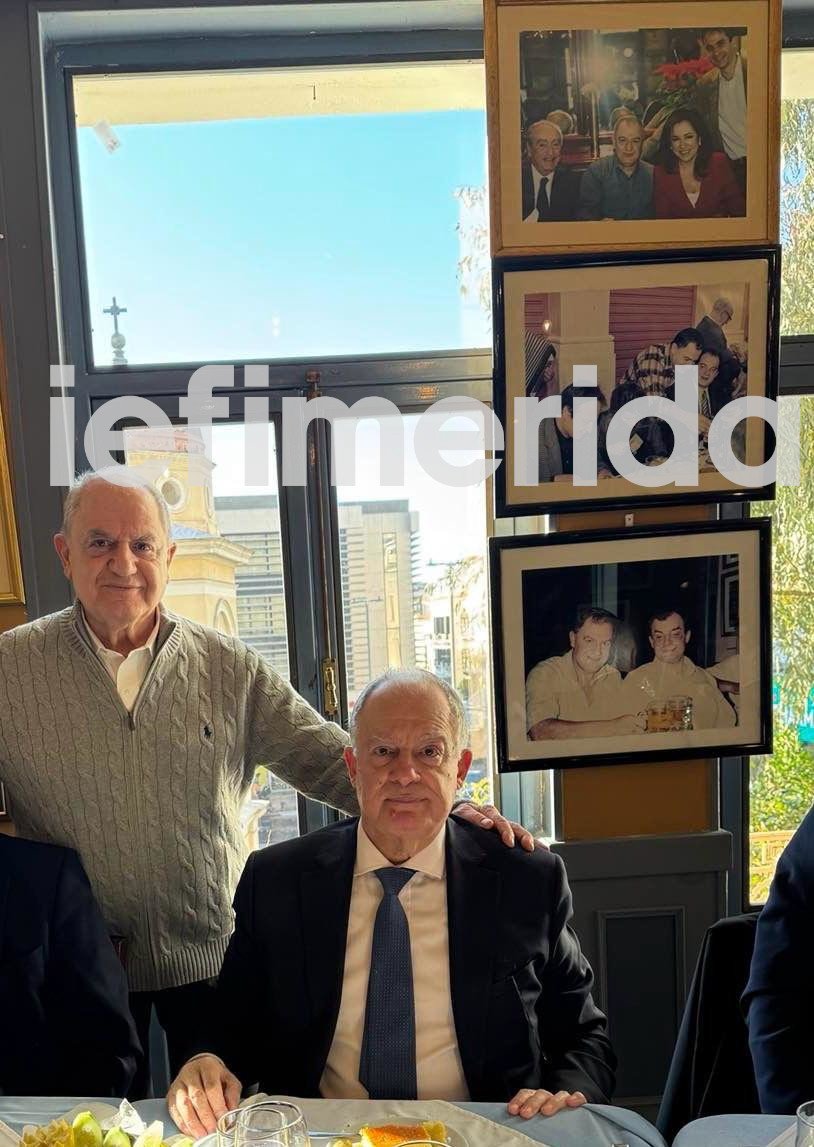 Στη φωτο o ΠτΔ με τον Μπαιρακτάρη, πίσω του, διακρίνεται επίτοιχη κορνίζα που είναι μαζί πριν από 30 χρόνια