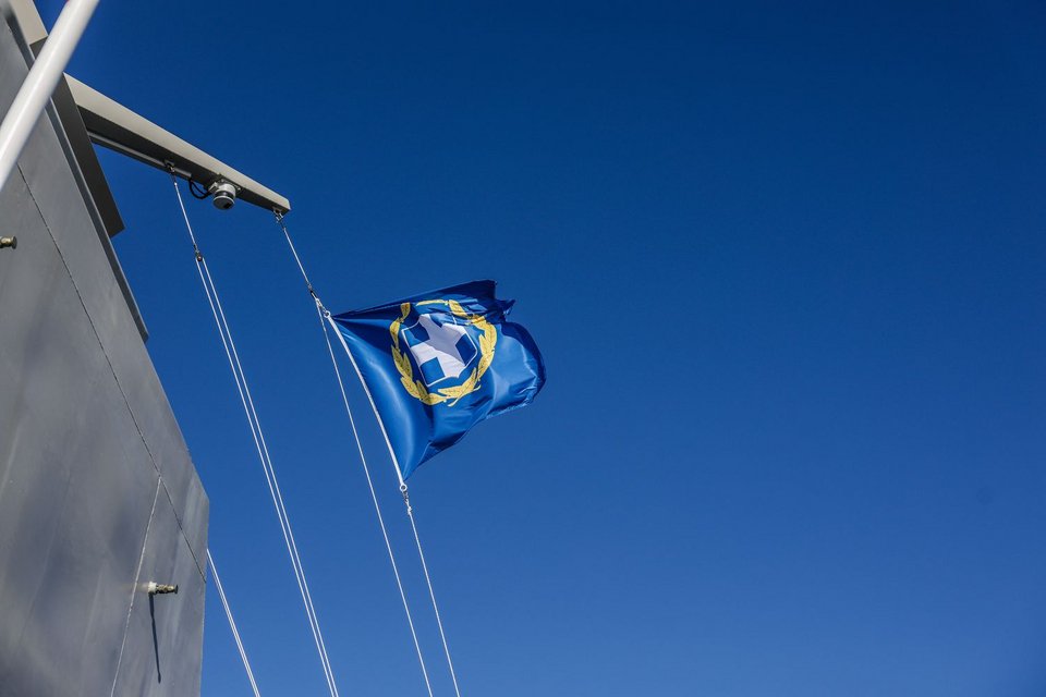 Η σημαία με το εθνόσημο που κυματίζει στην ελληνική φρεγάτα Belharra