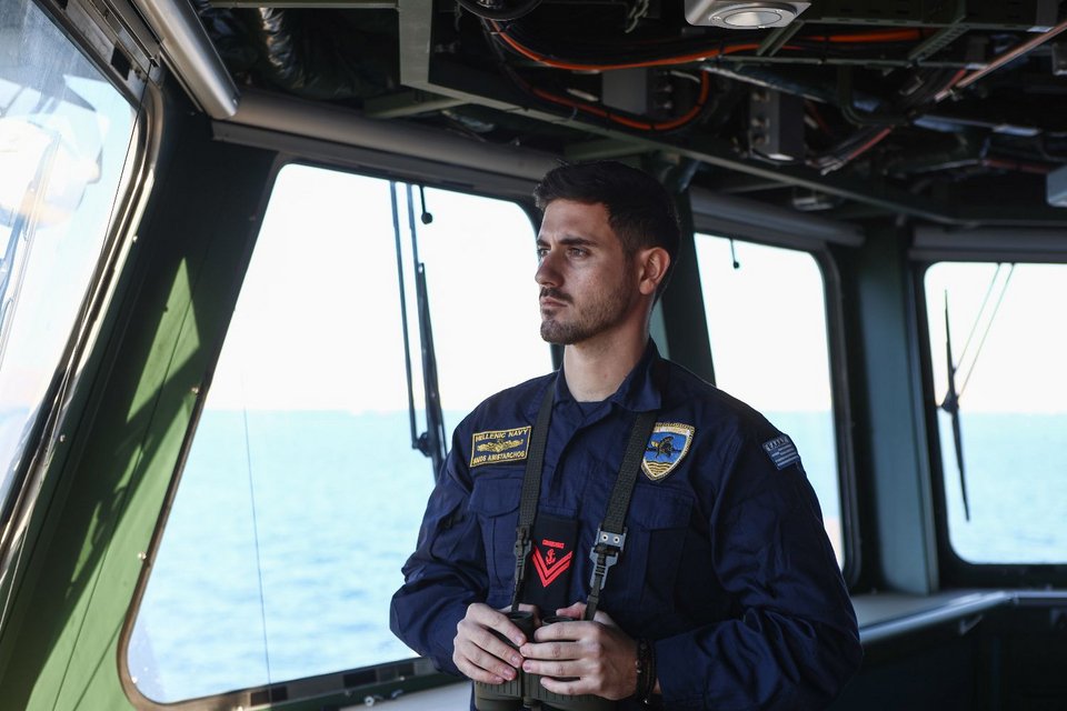 Στέλεχος του πληρώματος της ελληνικής φρεγάτας Belharra «Κίμων» στη γέφυρα του πολεμικού πλοίου