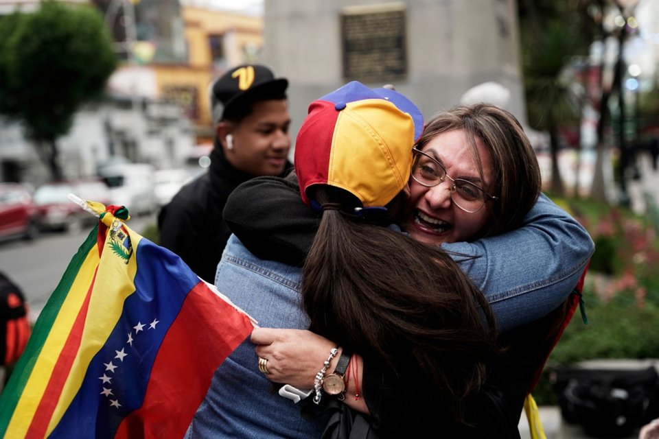 Βενεζουελάνοι γιορτάζουν στη Λα Πας στη Βολιβία μετά τη σύλληψη του Προέδρου Μαδούρο που ανακοίνωσε ο Ντόναλντ Τραμπ / Φωτογραφία: AP