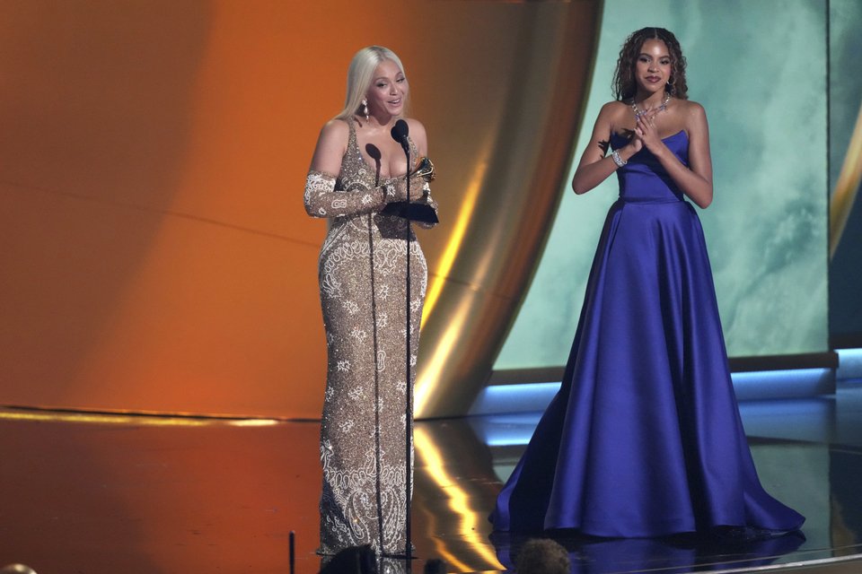 Η Beyoncé παραλαμβάνει το βραβείο Άλμπουμ της Χρονιάς για το Cowboy Carter το 2025, ενώ η Blue Ivy Carter την παρακολουθεί από δεξιά