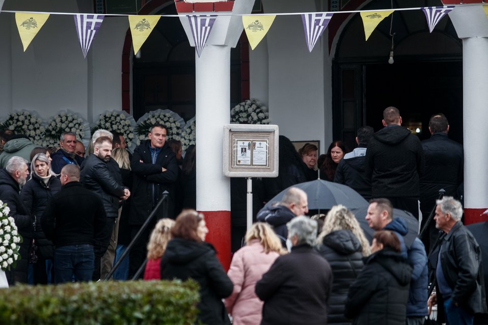 Σε κλίμα οδύνης η κηδεία της Σταυρούλας Μπουκουβάλα στο Προάστιο Καρδίτσας 