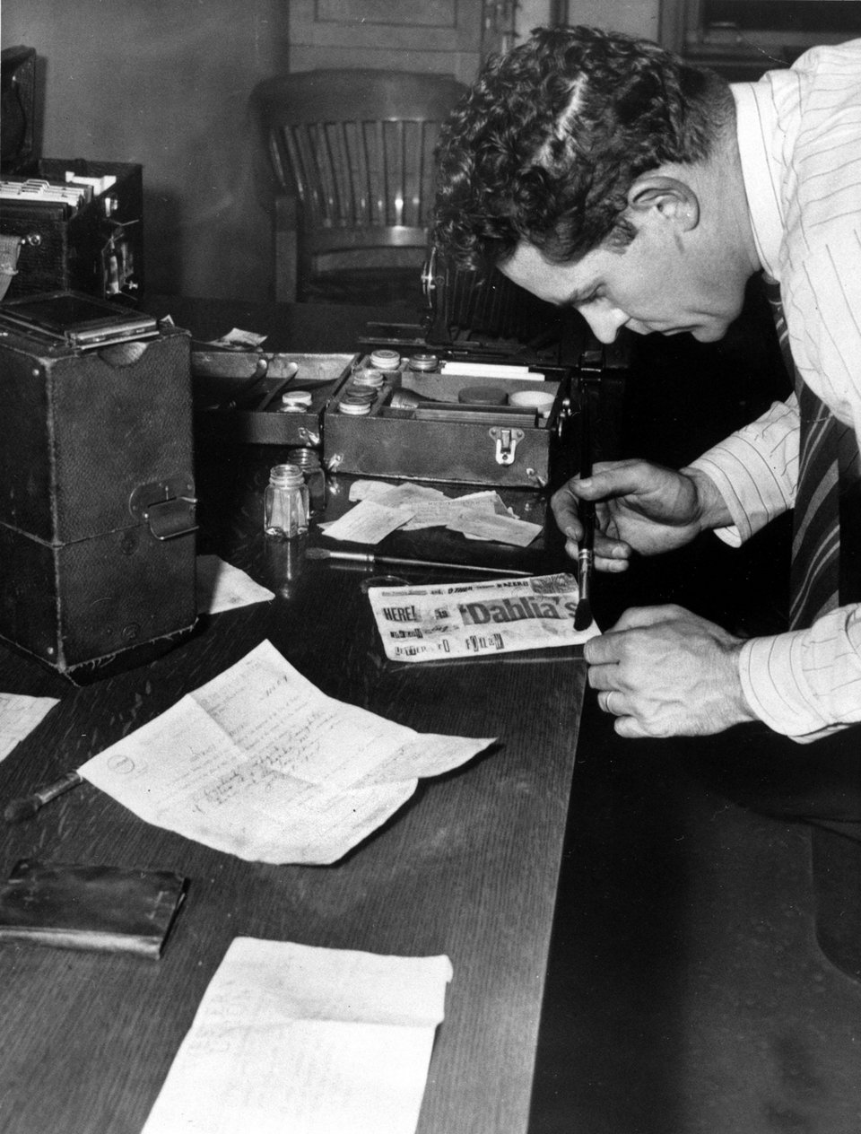 Ο George Wheeler από την αστυνομία του Λος Άντζελες ελέγχει φακέλους που στάλθηκαν στις 25 Ιανουαρίου 1947 και περιείχαν προσωπικά αντικείμενα της Elizabeth Short