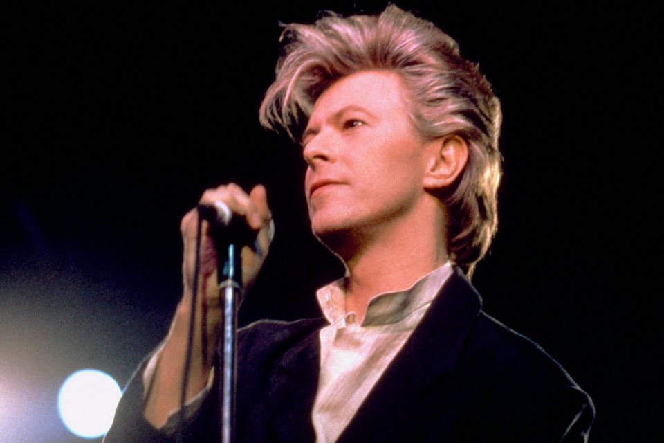 Ακριβώς δέκα χρόνια μετά τον θάνατο του Ντέιβιντ Μπόουι, στις 10 Ιανουαρίου του 2016, το ημερολόγιο γράφει όχι απλά μια επέτειο, αλλά μια κιθαριστική παραμόρφωση. Ένα πριν και ένα μετά / WIKIPEDIA