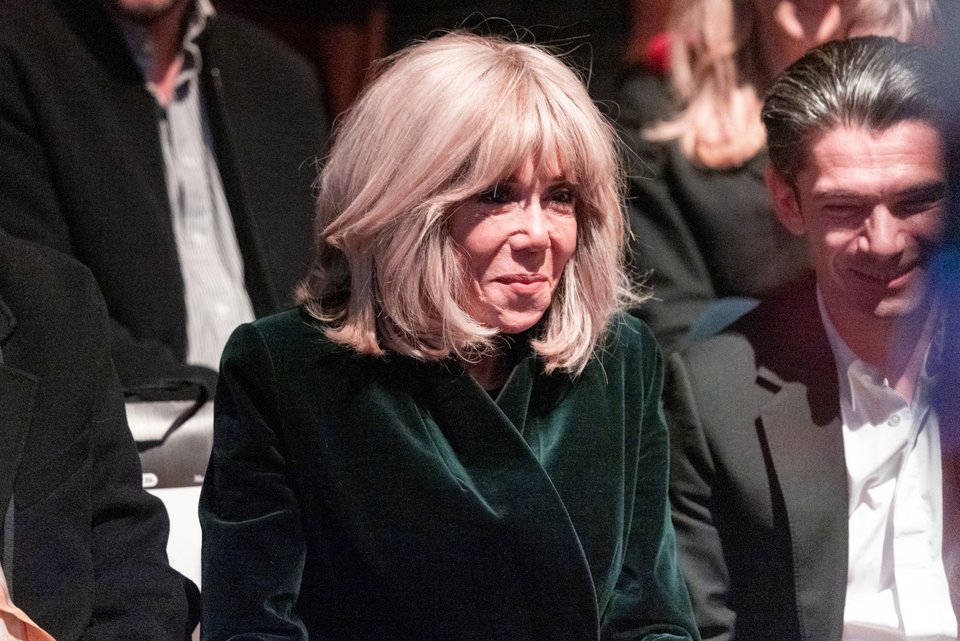 H Μπριζίτ Μακρόν στην επίδειξη μόδας του Stephan Rolland