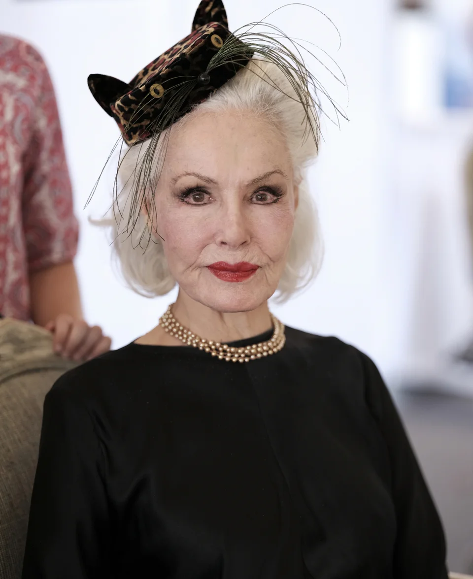 Η πρώην Catwoman, Τζούλι Νιούμας, περιμένει να υπογράψει αυτόγραφα στο CatCon 2017, στην Πασαντίνα