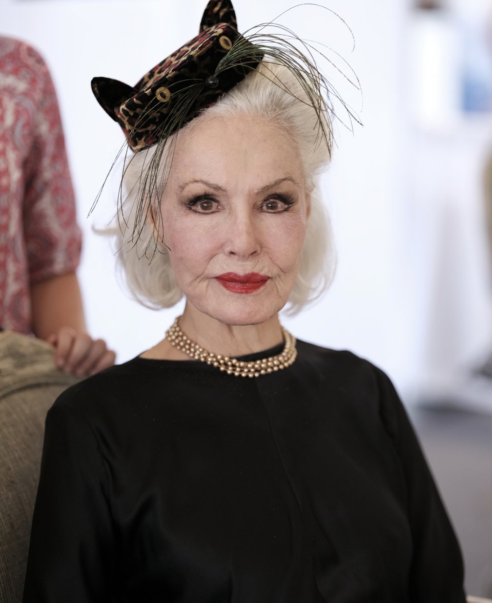 Η πρώην Catwoman, Τζούλι Νιούμας, περιμένει να υπογράψει αυτόγραφα στο CatCon 2017, στην Πασαντίνα