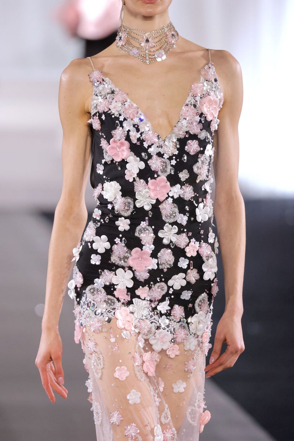 Η διεθνής σχεδιάστρια μόδας Celia Kritharioti παρουσίασε την συλλογή της, με άρωμα Old Hollywood, στην Εβδομάδα Μόδας στο Παρίσι.