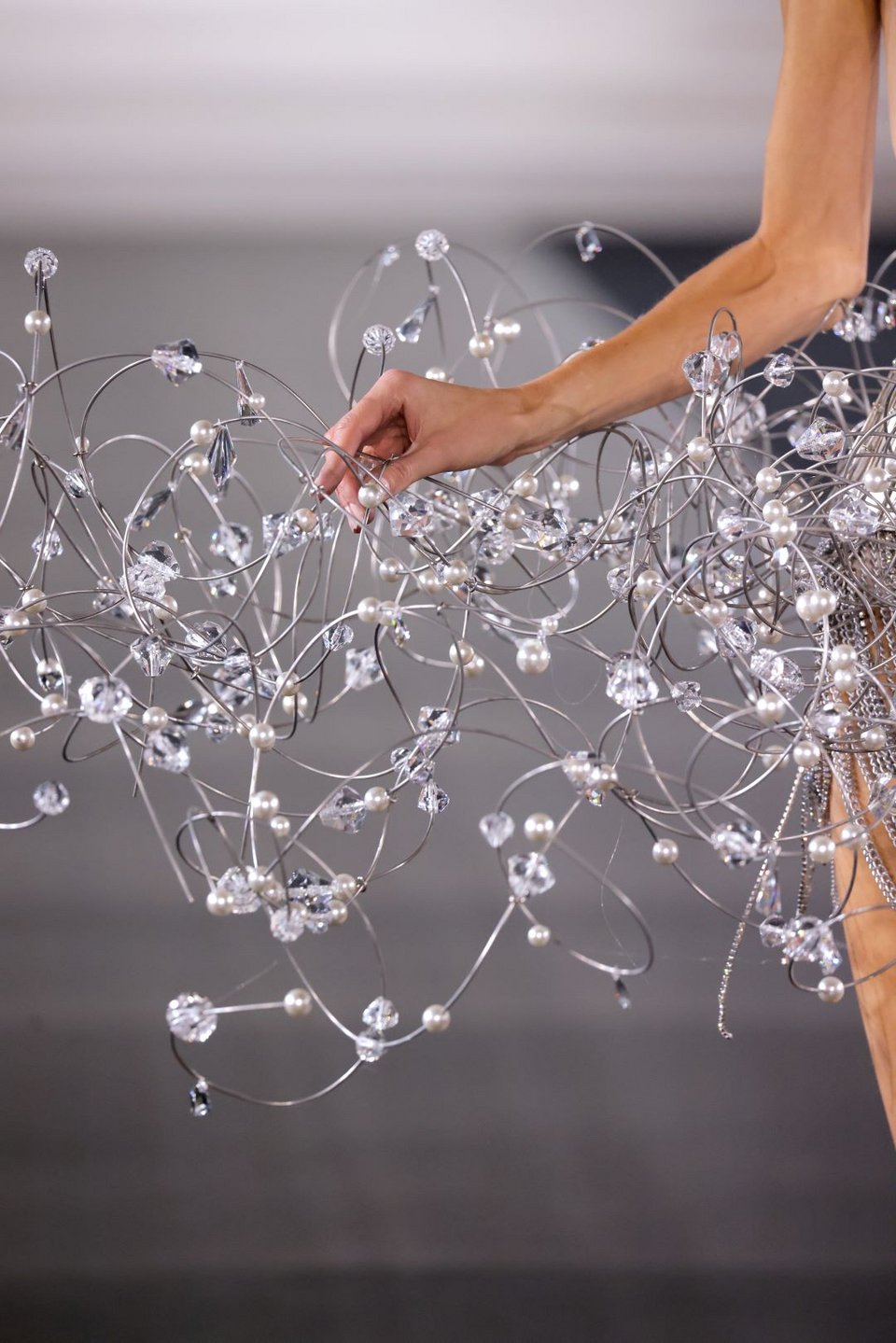 Η διεθνής σχεδιάστρια μόδας Celia Kritharioti παρουσίασε την συλλογή της, με άρωμα Old Hollywood, στην Εβδομάδα Μόδας στο Παρίσι.