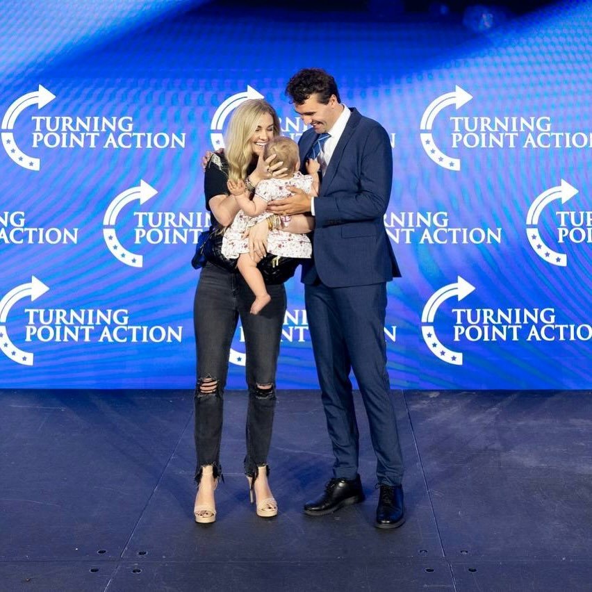 O Τσάρλι Κερκ με την σύζυγό του Έρικα και ένα από τα παιδιά τους, πριν τη δολοφονία του