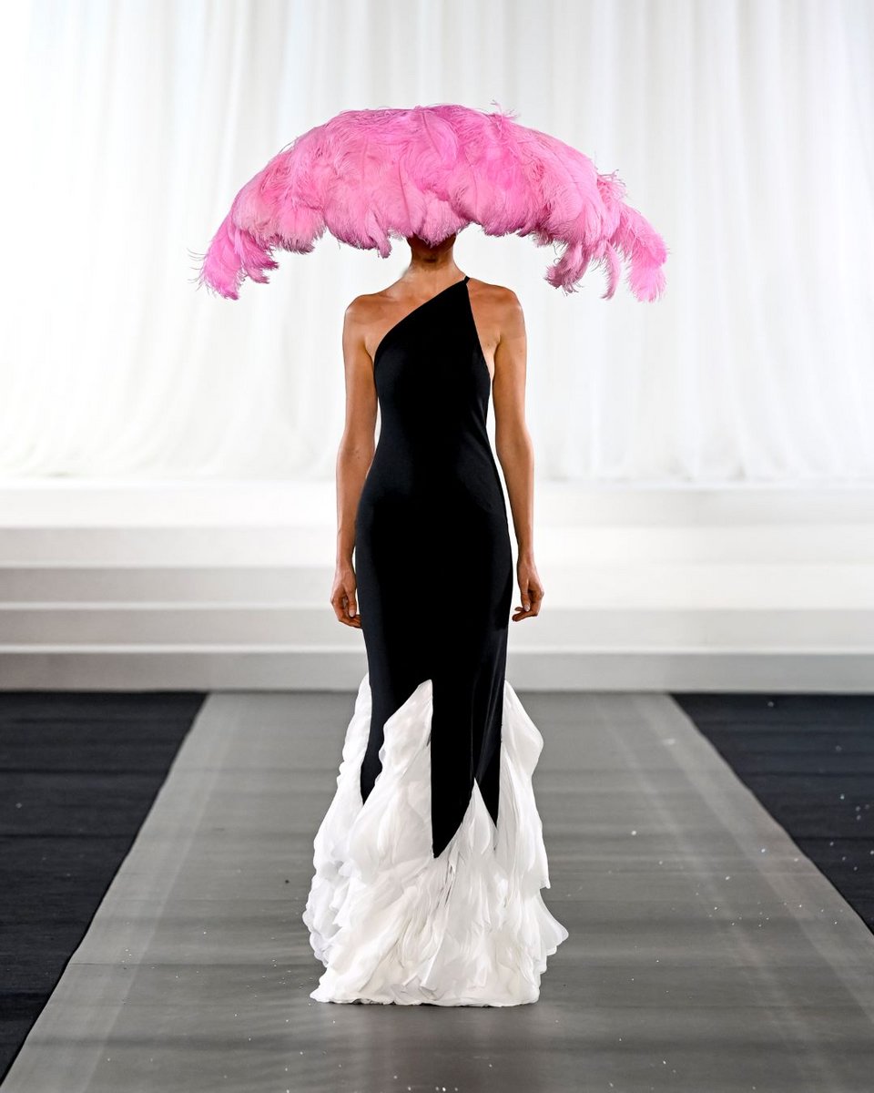 Η διεθνής σχεδιάστρια μόδας Celia Kritharioti παρουσίασε την συλλογή της, με άρωμα Old Hollywood, στην Εβδομάδα Μόδας στο Παρίσι.