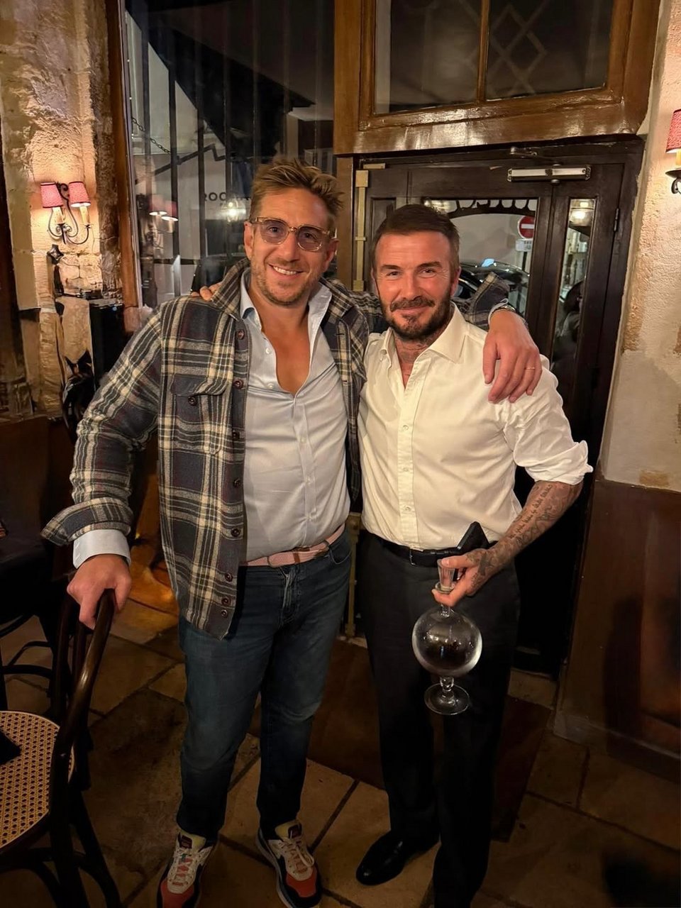 Ο Ντέιβιντ Μπέκαμ στο La Petite Chaise στο Παρίσι 