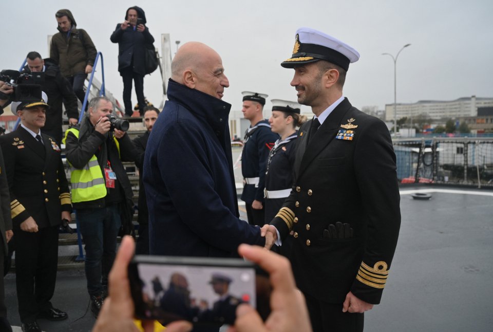 Ο υπουργός Εθνικής Άμυνας, με τον κυβερνήτη του «Κίμων» κατά την τελετή παράδοσης στη Λοριάν 