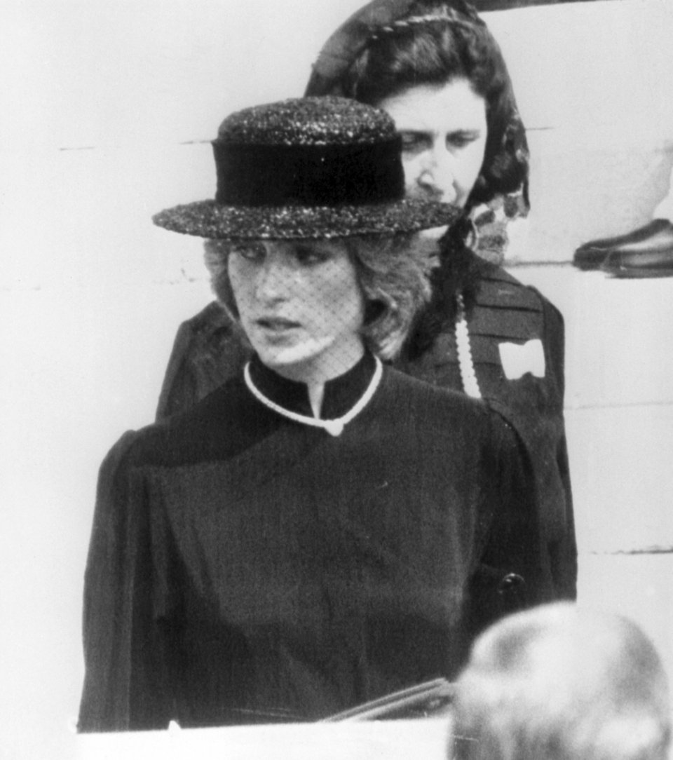 Η πριγκίπισσα Νταϊάνα φεύγει από τον Καθεδρικό Ναό του Μονακό μετά την κηδεία της Πριγκίπισσας Γκρέις