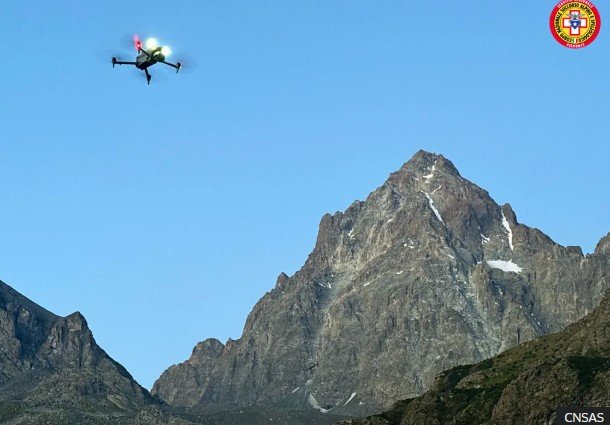 Οι υπηρεσίες ορεινής διάσωσης στο Πιεμόντε χρησιμοποίησαν drones για να τραβήξουν χιλιάδες εικόνες της πλαγιάς πριν τις αναλύσουν με τεχνητή νοημοσύνη 