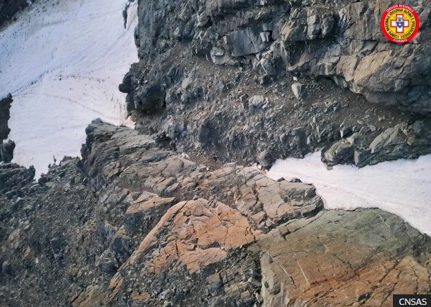 Η σορός του Νικόλα Ιβάλντο εντοπίστηκε τελικά μερικώς καλυμμένη από χιόνι σε αυτή τη χαράδρα, αφού η τεχνητή νοημοσύνη εντόπισε το κόκκινο κράνος του 