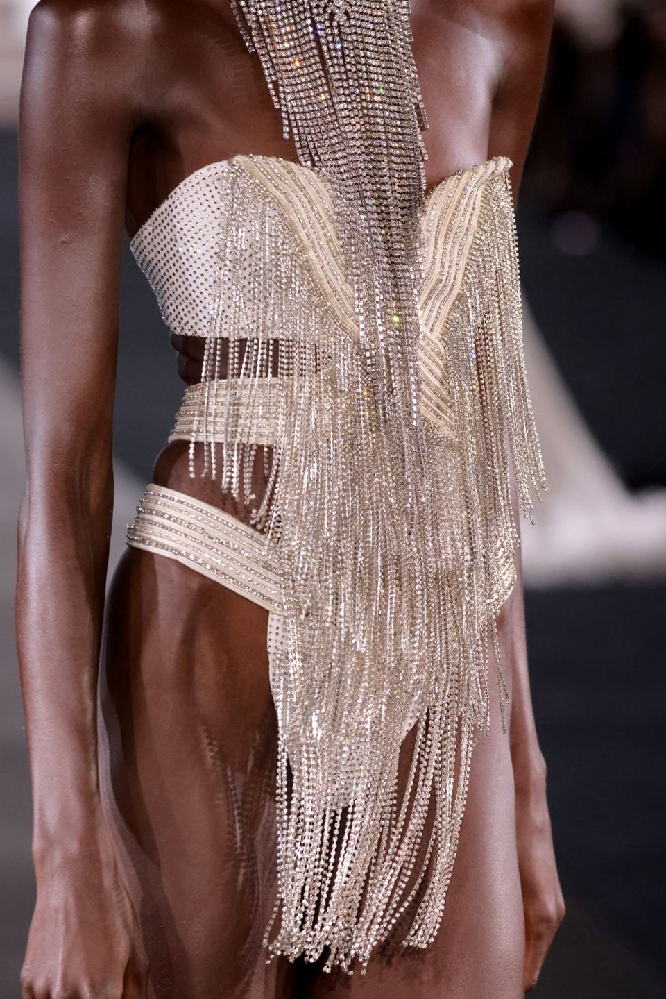 Η διεθνής σχεδιάστρια μόδας Celia Kritharioti παρουσίασε την συλλογή της, με άρωμα Old Hollywood, στην Εβδομάδα Μόδας στο Παρίσι.