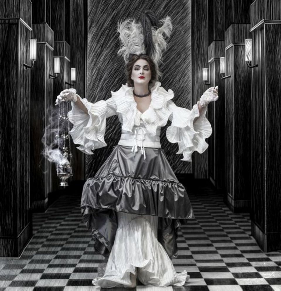 . Την Φαύστα, έναν ρόλο-ορόσημο της νεοελληνικής δραματουργίας, ερμηνεύει η Τζίνη Παπαδοπούλου