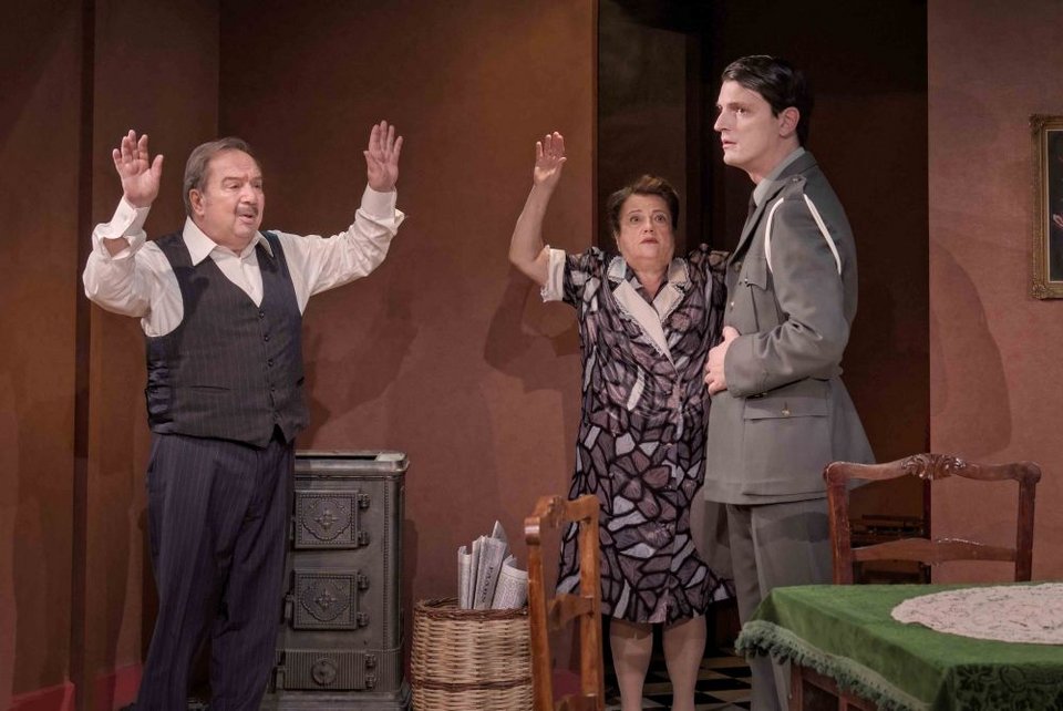 H σπαρταριστή κωμωδία «Η δεξιά, η αριστερά και ο κυρ-Παντελής» στο Θέατρο της Εταιρείας Μακεδονικών Σπουδών