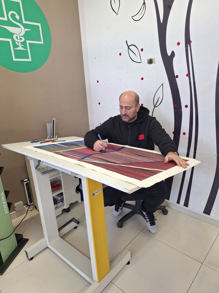 «Θέλω η ζωγραφική μου να αντικατοπτρίζει την ύπαρξη και την πίστη του ανθρώπου, με ορθολογισμό αλλά και με δυναμική», δίνει το στίγμα της δουλειάς του ο Εμίλιο Παπαευαγγελίου