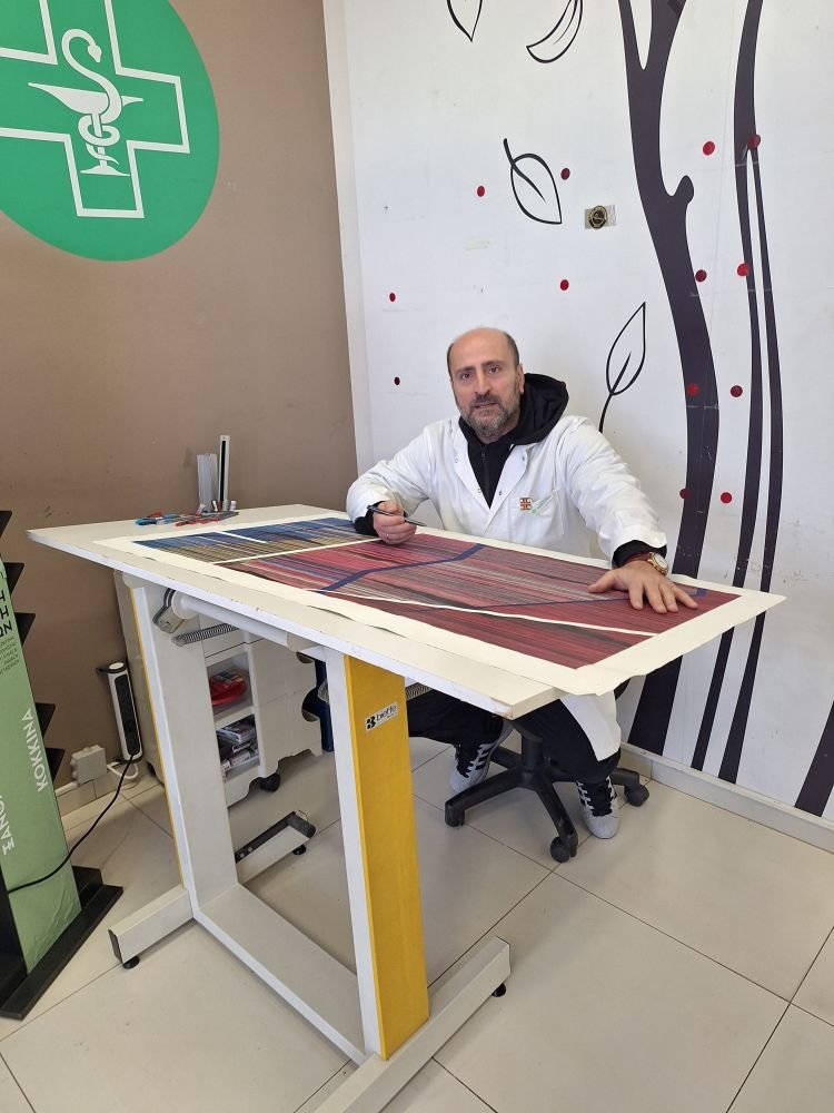 Ο φαρμακοποιός Εμίλιο Παπαευαγγελίου προσχώρησε στον καλλιτεχνικό κόσμο της Στουτγκάρδης όταν έγινε ενεργό μέλος της ομάδας [KUN:ST] International το 2019