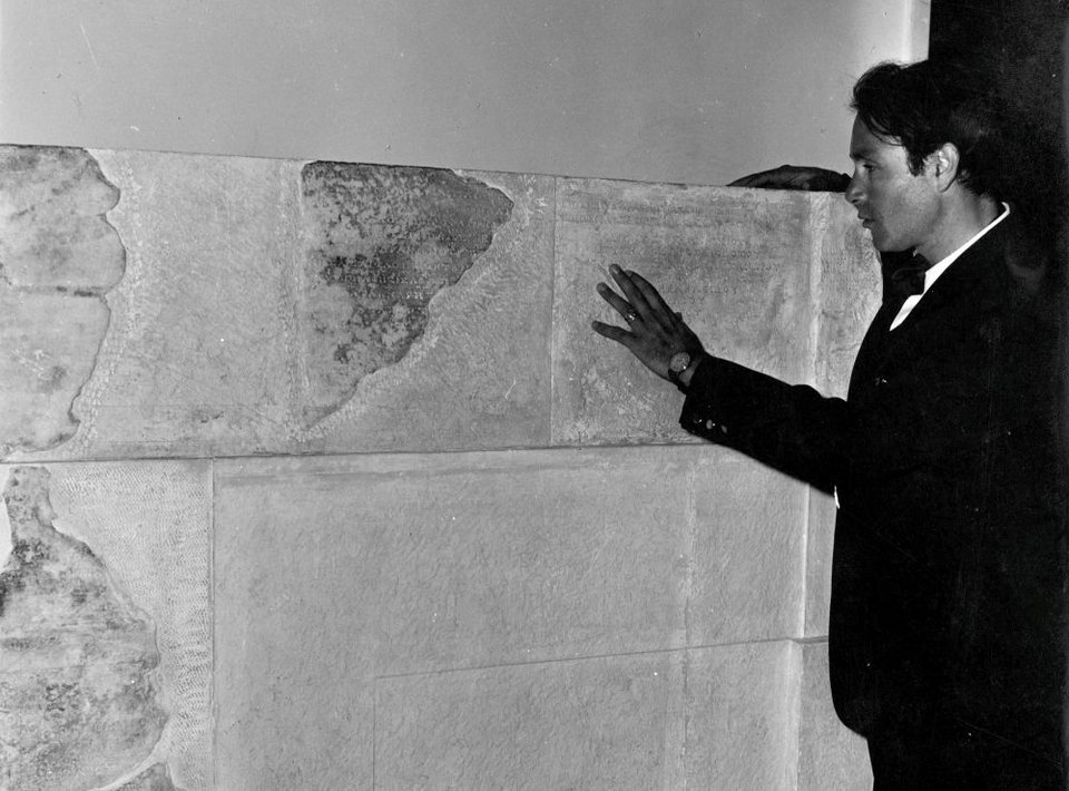 Ο Γιάννης Χρήστου στον αρχαιολογικό χώρο των Δελφών, c.1963 Αρχείο Γιάννη Χρήστου - Κέντρο Έρευνας και Τεκμηρίωσης Ωδείου Αθηνών