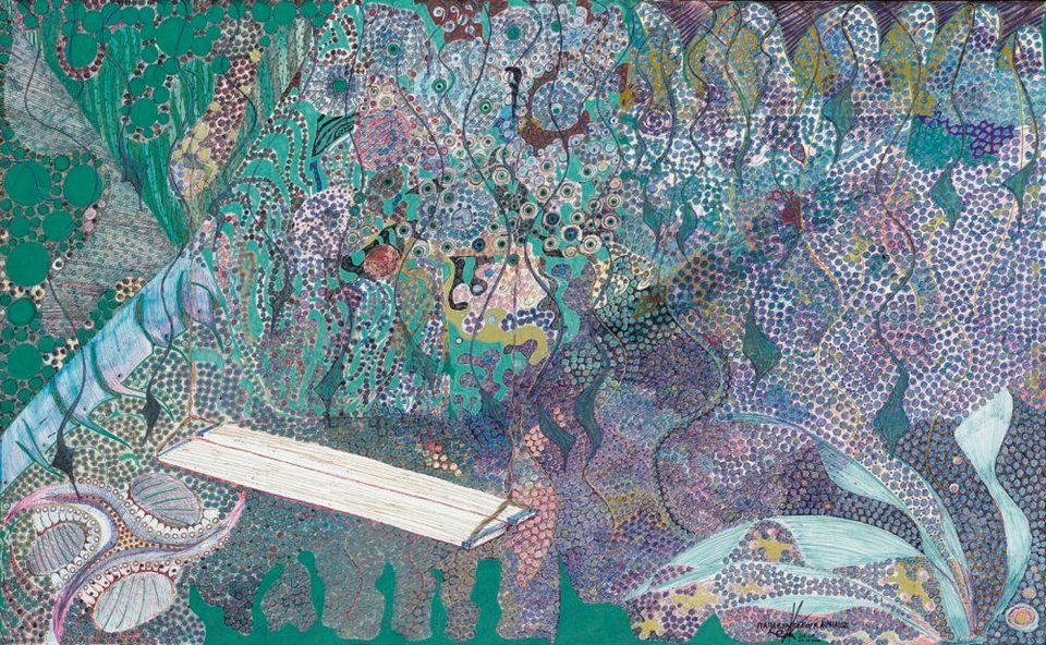 Περισσότερα από 60 έργα, ζωγραφισμένα σχεδόν αποκλειστικά με στιλό διαρκείας, άλλοτε σε φύλλα μηνιαίων επιτραπέζιων ημερολογίων κι άλλοτε στον καμβά