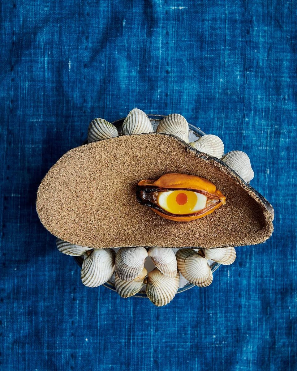 Μύδι γεμιστό με αυγό ορτυκιού και μια σταγόνα τσίλι που σερβίρεται στο Noma 