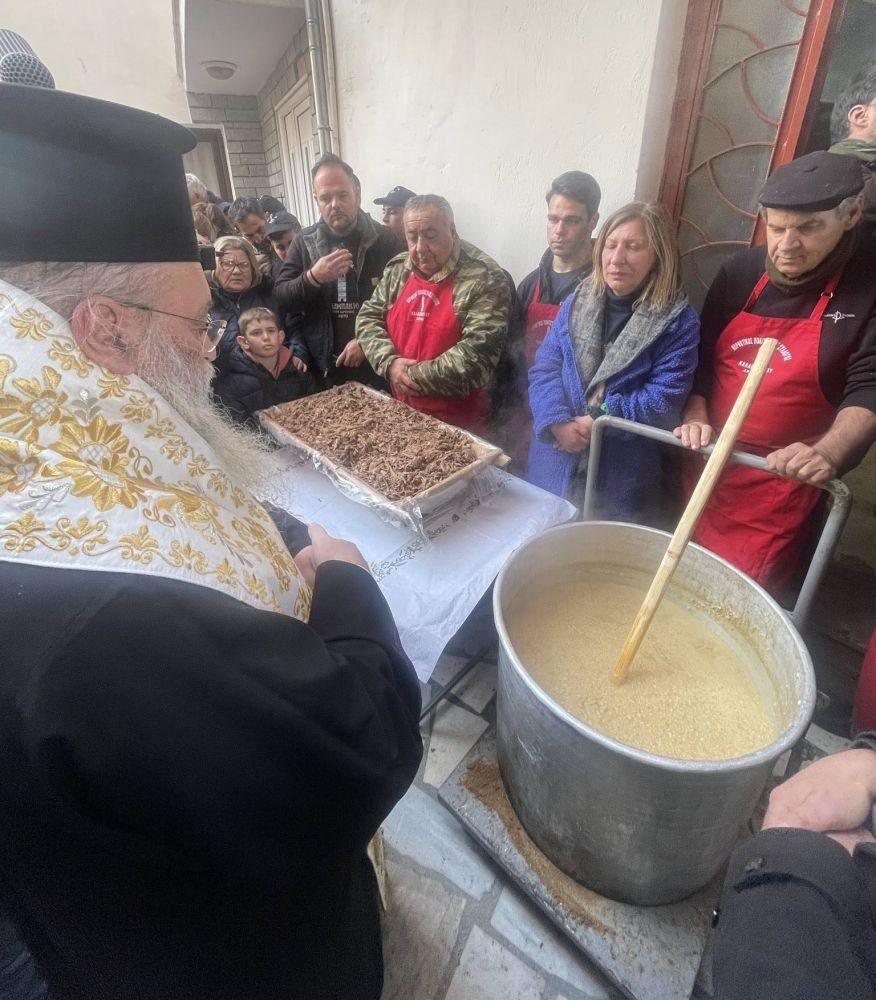 Οι κάτοικοι και οι επισκέπτες συνδέονται, μοιράζονται το κέφι και γιορτάζουν μαζί την κοινή τους παράδοση