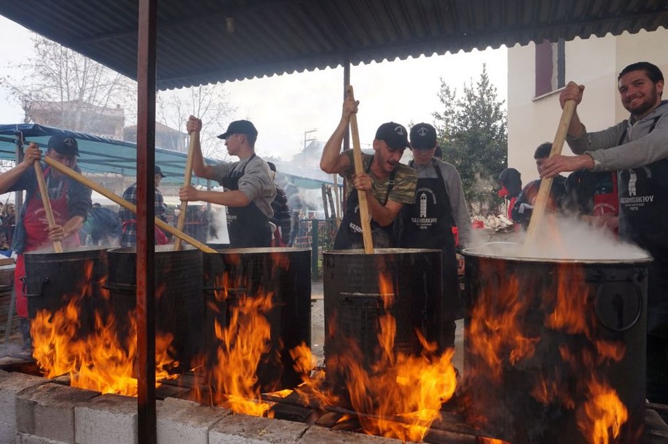 Τα καζάνια γεμίζουν με κρέας και πλιγούρι, ενώ οι εθελοντές εργάζονται όλη τη νύχτα για να εξασφαλίσουν ότι η φωτιά στα καζάνια θα παραμείνει σταθερή