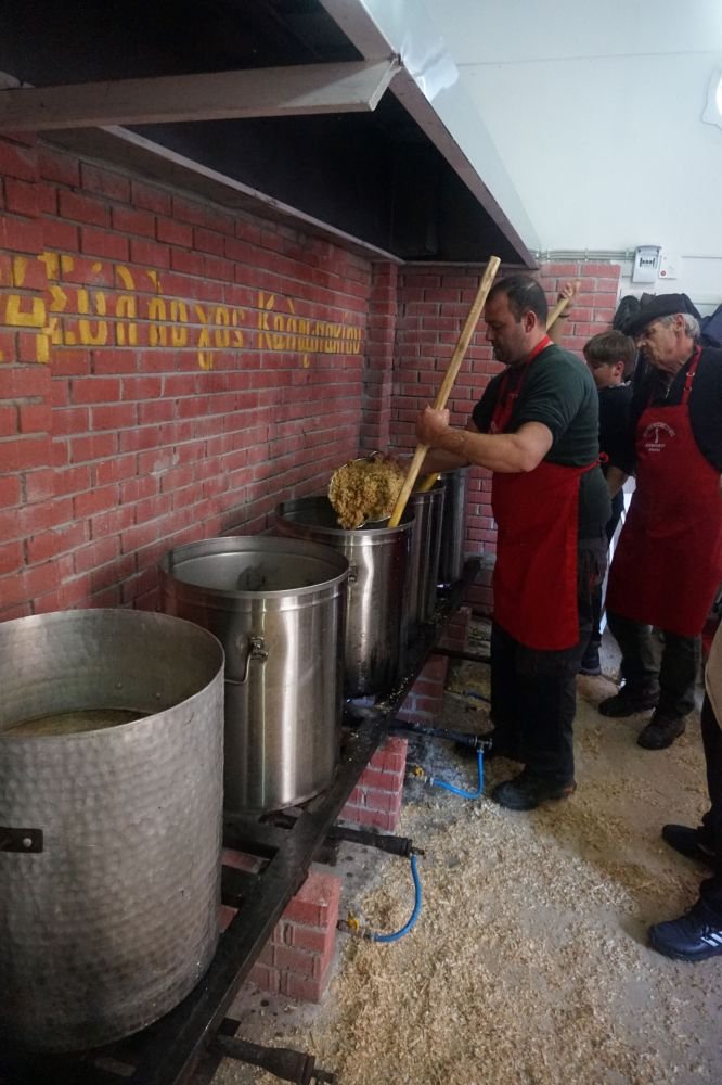 Είναι η στιγμή που όλοι οι κάτοικοι, μικροί και μεγάλοι, συγκεντρώνονται για να μοιραστούν την ίδια εμπειρία, να συνεργαστούν και να γιορτάσουν τη ζωή