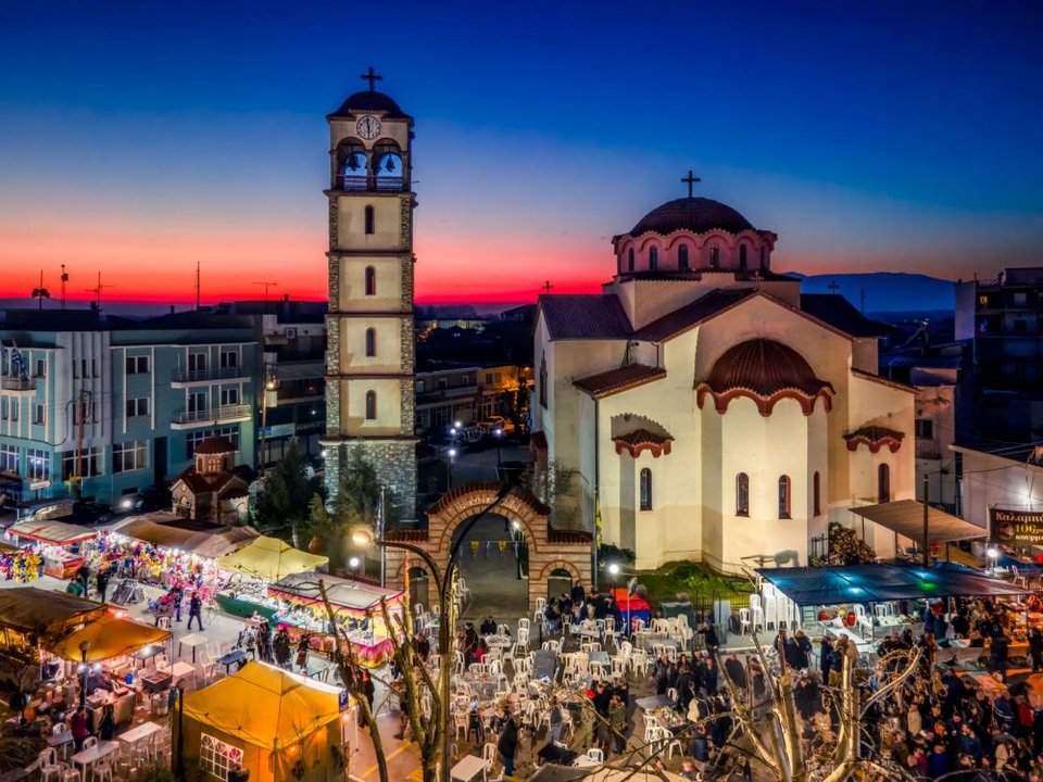 Κάθε χρόνο, στις 18 Ιανουαρίου, ανήμερα της εορτής του Αγίου Αθανασίου, τρεις γενιές κατοίκων συναντώνται για να τιμήσουν το έθιμο που ξεκίνησε πριν από έναν αιώνα από τους Κρυονερίτες πρόσφυγες