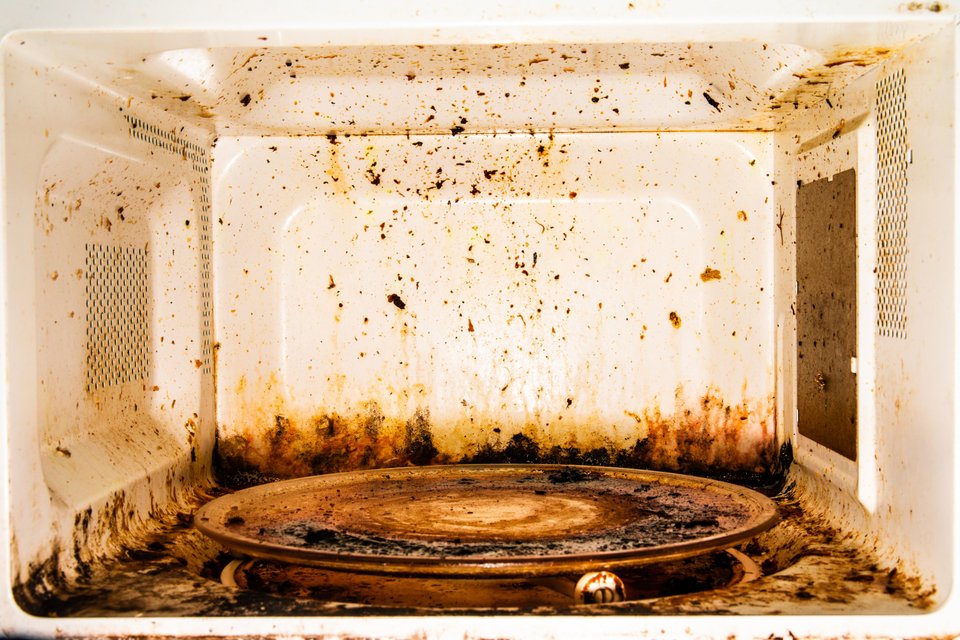 Βρώμικος φούρνος μικροκυμάτων 