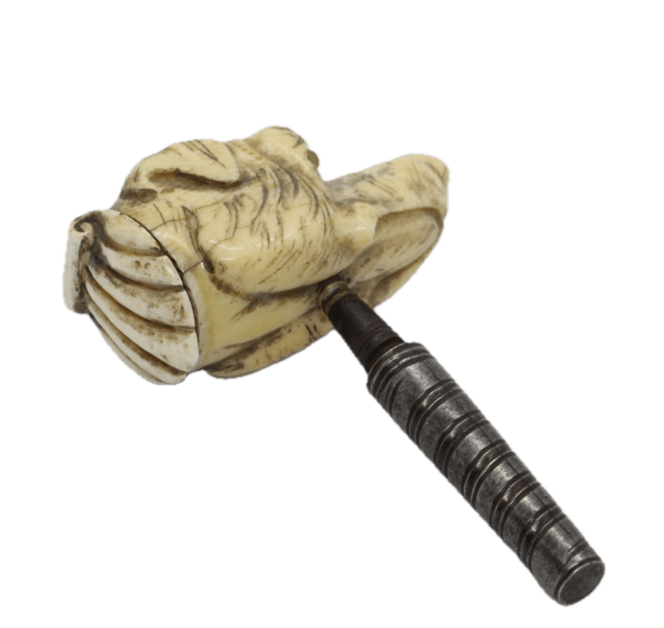 To ανοιχτήρι τσέπης (Γαλλία, π. 1780), σύμφωνα με στοιχεία που διέθεσε στο ΑΠΕ-ΜΠΕ η μουσειολόγος - υπεύθυνη οινοτουρισμού του Κτήματος, Μαγδαληνή Λειβαδιώτη, φέρει λαβή-κιβωτίδιο για την αποθήκευση καπνού, φτιαγμένη από σκαλιστό ελεφαντοστό