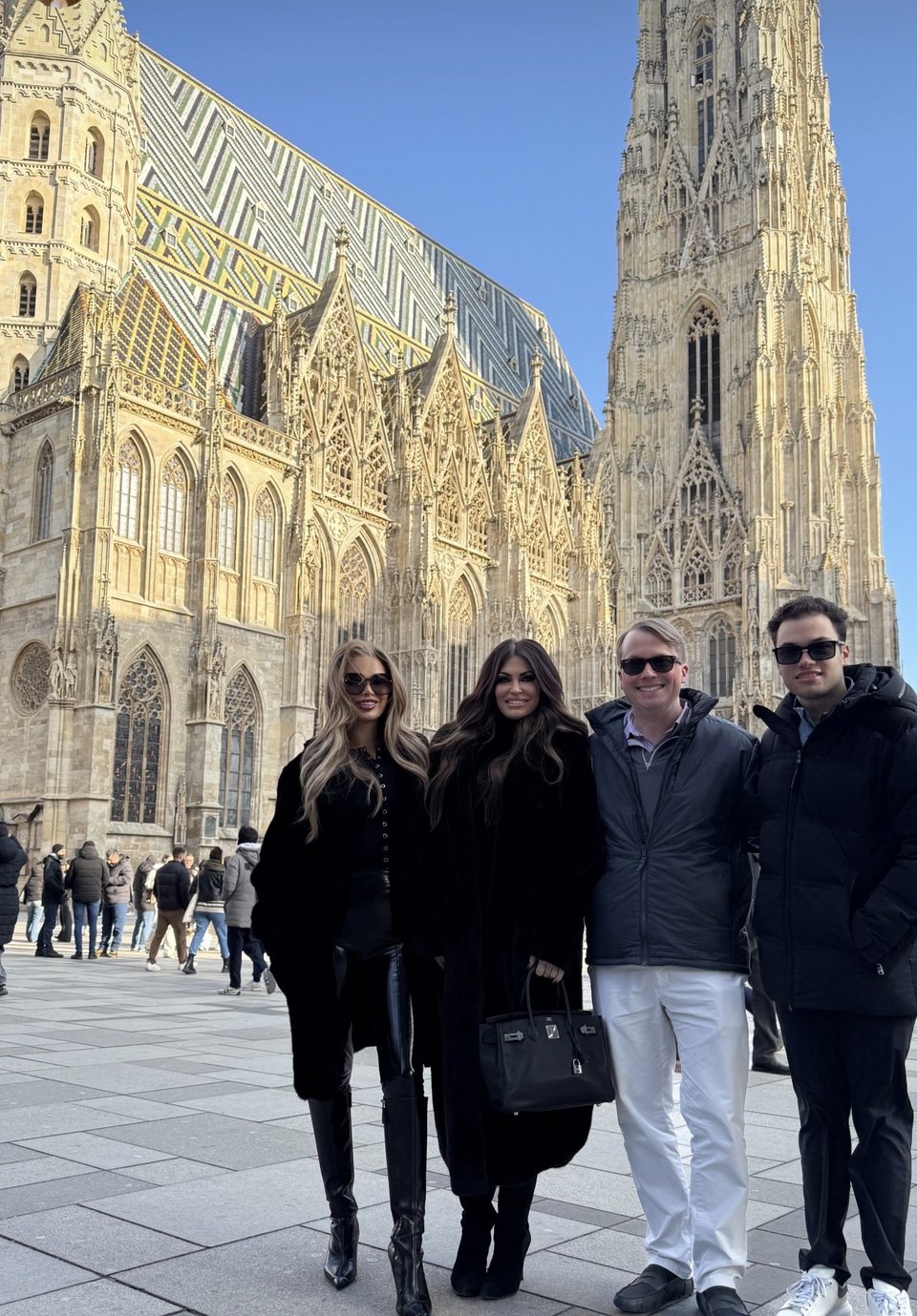 Η Κίμπερλι Γκίλφοϊλ στη Βιέννη με τον πρέσβη των ΗΠΑ στην Αυστρία Art Fisher, τον γιο της Ρόναν και τη σύντροφό του