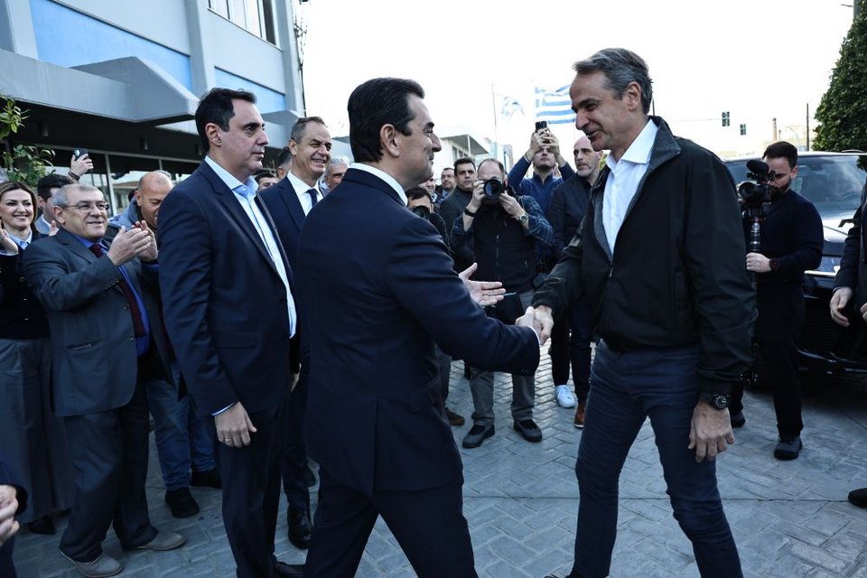 Ο Κώστας Σκρέκας και ο Γιάννης Σμυρλής υποδέχονται τον Κυριάκο Μητσοτάκη στα γραφεία της ΝΔ