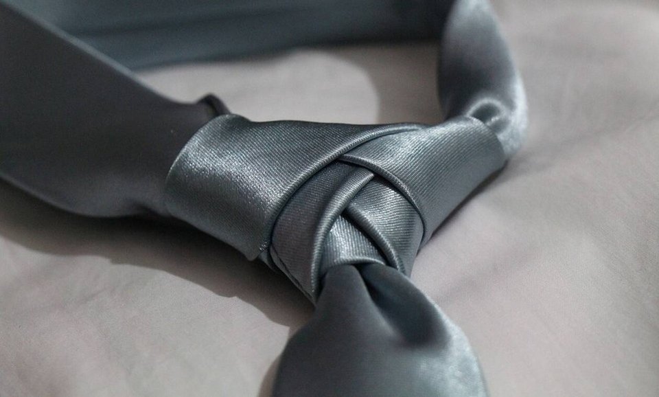 Αργότερα πέρασε και στη μαζική ποπ κουλτούρα, από τη Μαντόνα μέχρι την Νταϊάν Κίτον, αποδεικνύοντας ότι ένα αξεσουάρ μπορεί να κινείται ανάμεσα στην επίσημη ενδυμασία, την επίδειξη και τη δήλωση ταυτότητας / ALAMY