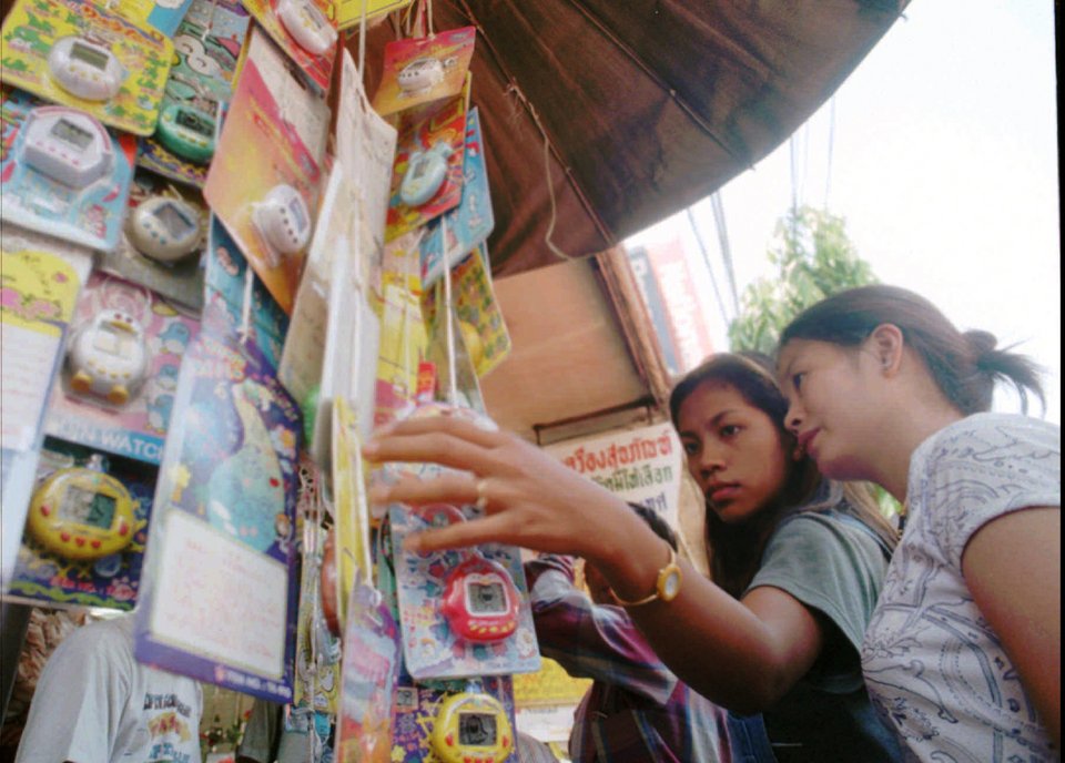 Δύο γυναίκες από την Ταϊλάνδη κοιτούν Tamagotchi στην Μπανγκόκ την Πέμπτη 12 Ιουνίου 1997