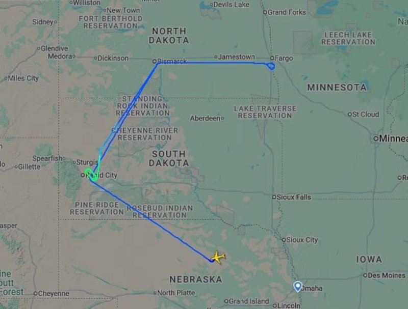 Τα στοιχεία πτήσης δείχνουν ότι το αεροσκάφος Boeing WC-135R Constant  Phoenix απογειώθηκε από τη Νεμπράσκα, έκανε κύκλους πάνω από τη Νότια  Ντακότα και περιφερόταν κοντά στο Φάργκο της Βόρειας Ντακότα, ενώ η  τελευταία αναφορά το τοποθέτησε πάνω από το Rapid City της Νότιας  Ντακότα. 