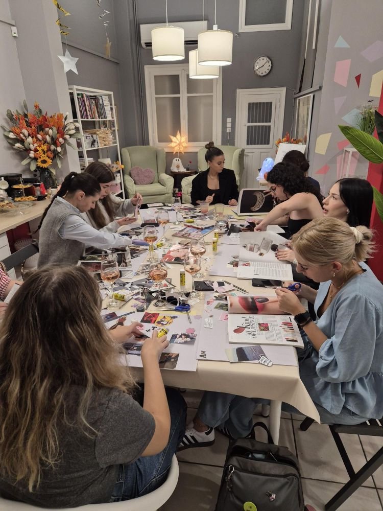 Το Hearts and Crafts Studio είναι ένας χώρος όπου γίνονται εβδομαδιαία workshops με βάση κυρίως την χειροτεχνία και έμπνευση την ποπ κουλτούρα της εποχής