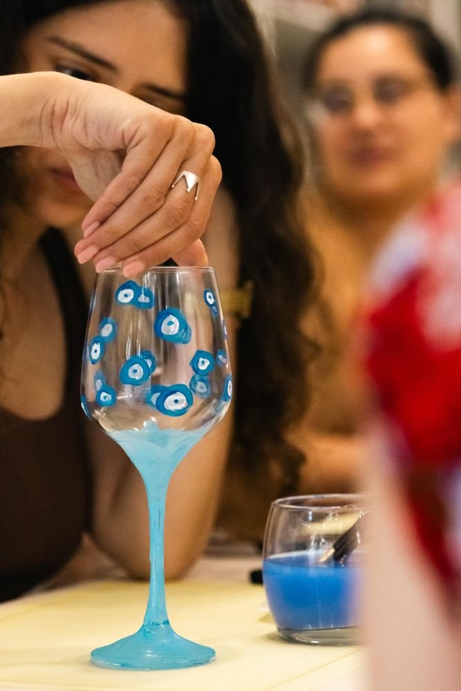 Ζωγραφική σε γυάλινα ποτήρια κρασιού