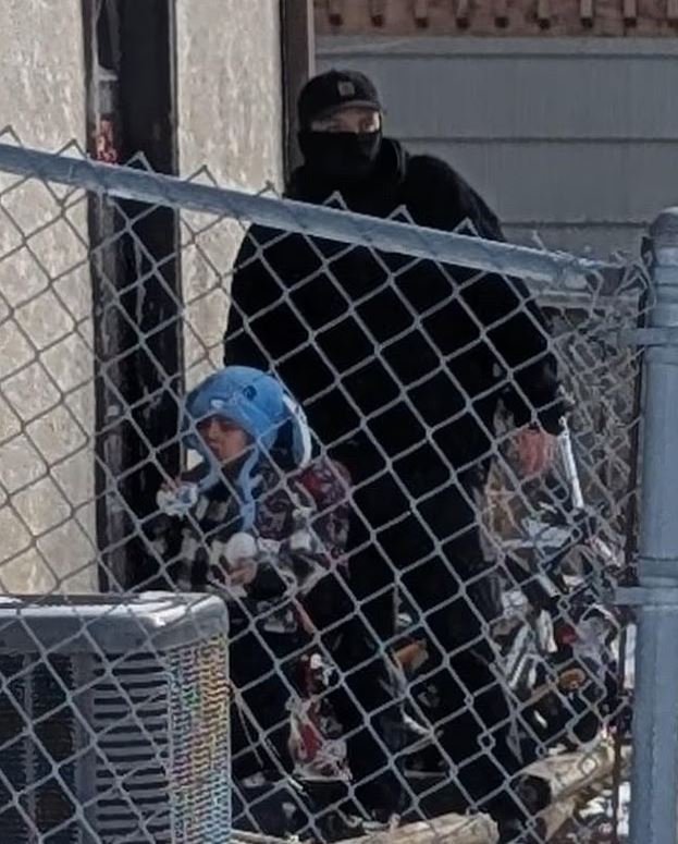 Οι σχολικοί υπάλληλοι ισχυρίζονται ότι οι πράκτορες της ICE χρησιμοποίησαν στη συνέχεια το αγόρι «ως δόλωμα» για να δελεάσουν άλλους μετανάστες