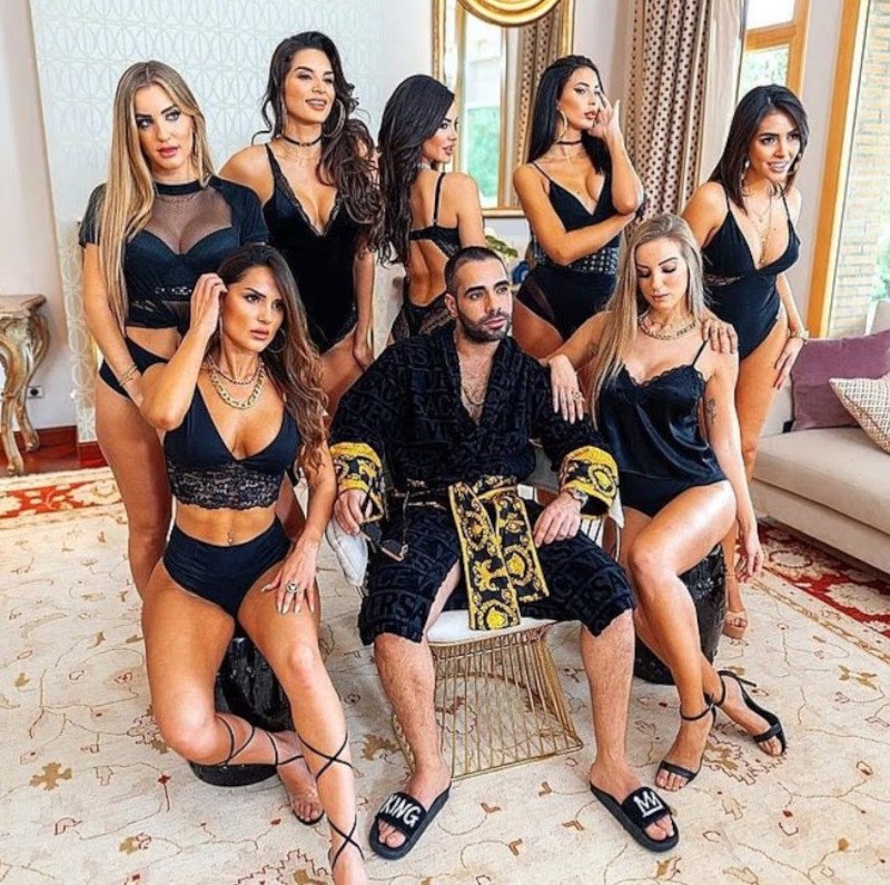 O Σάσα Σομπχανί, γιος πρώην πρέσβη του Ιράν στη Βενεζουέλα υπό τον πρόεδρο Μαχμούντ Αχμαντινετζάντ, ποζάρει στο φακό πλαισιωμένος από μοντέλα