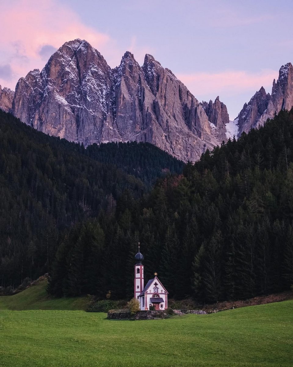 Η φωτογραφία της εκκλησίας αυτής με φόντο τα βουνά, φέρεται να έκανε διάσημη την περιοχή 