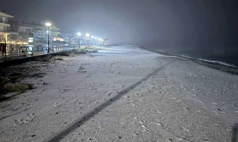 Χιόνια στην παραλία της Τούζλας στην Καβάλα