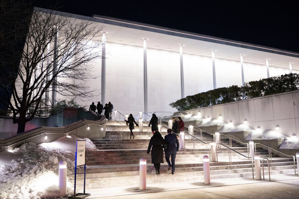 Καλεσμένοι φθάνουν στο Kennedy Center