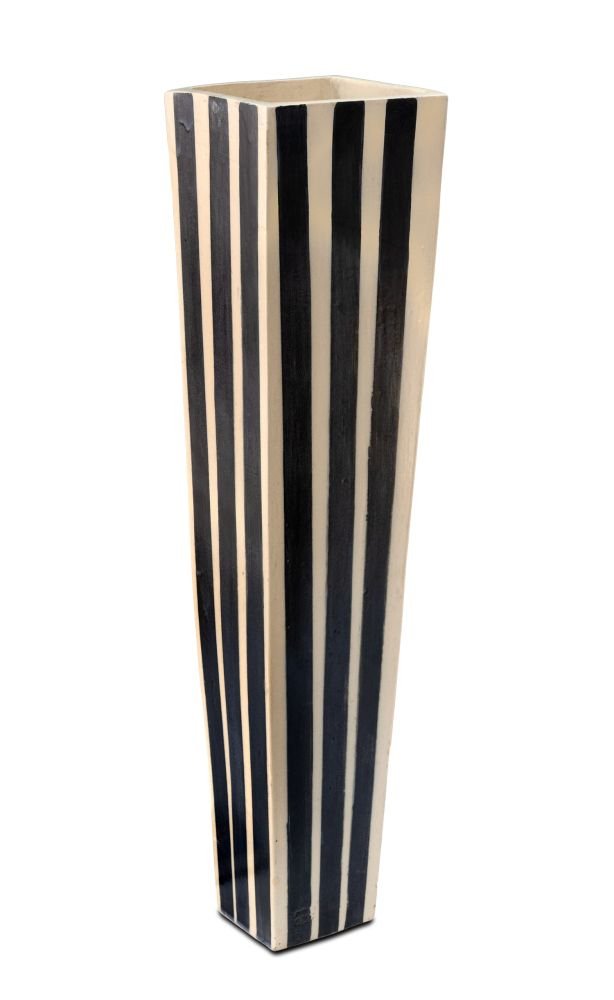 Δημοπρατούνται 158 κεραμικά, φόρμες και χρηστικά αντικείμενα -πιάτα, κούπες και μπωλ- δίνουν το στίγμα της πορείας της καλλιτέχνιδας, που μετρά περισσότερα από 60 χρόνια δημιουργικής διαδρομής