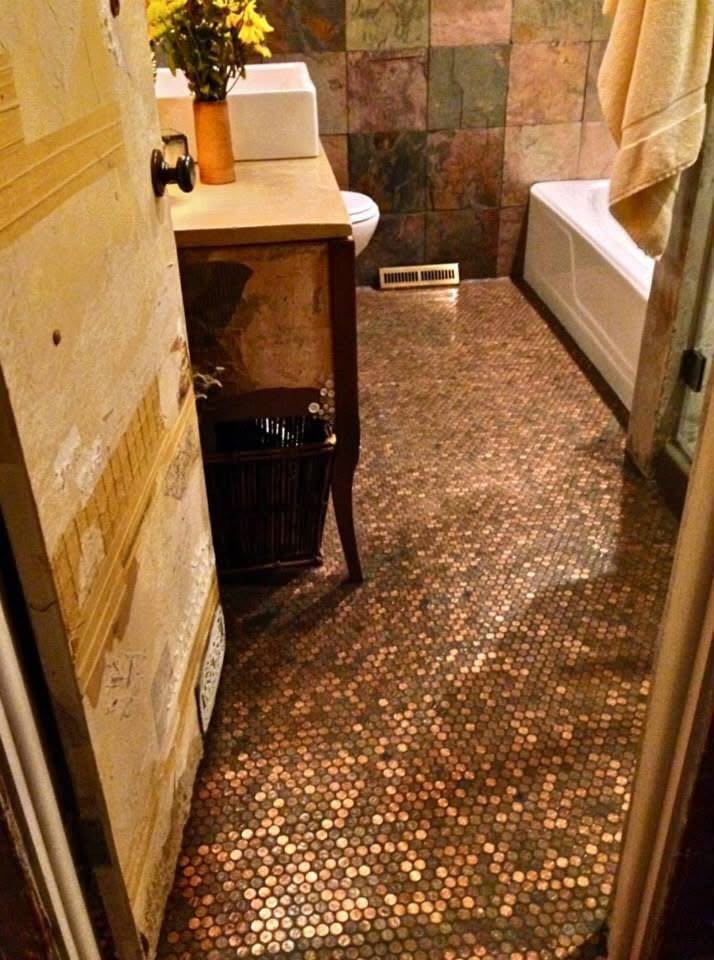 Έτσι έγινε το πάτωμα του μπάνιου με τα κέρματα