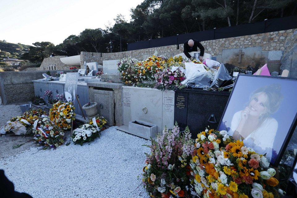 Ο οικογενειακός τάφος της Μπριζίτ Μπαρντό